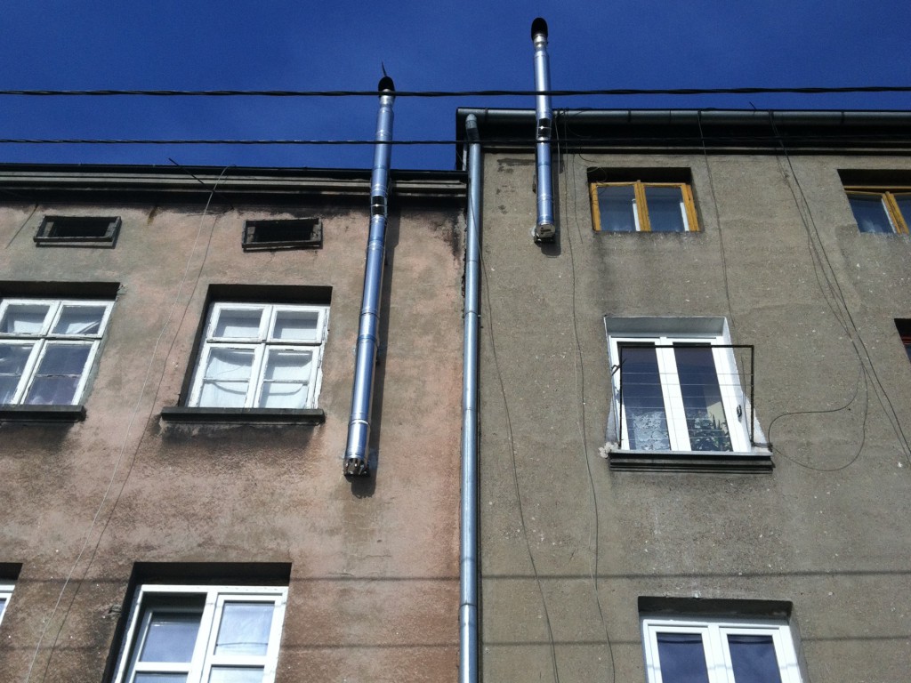 przykład usługi kominiarskiej w Łodzi, dobudowa komina, przewód kominowy zewnętrzny